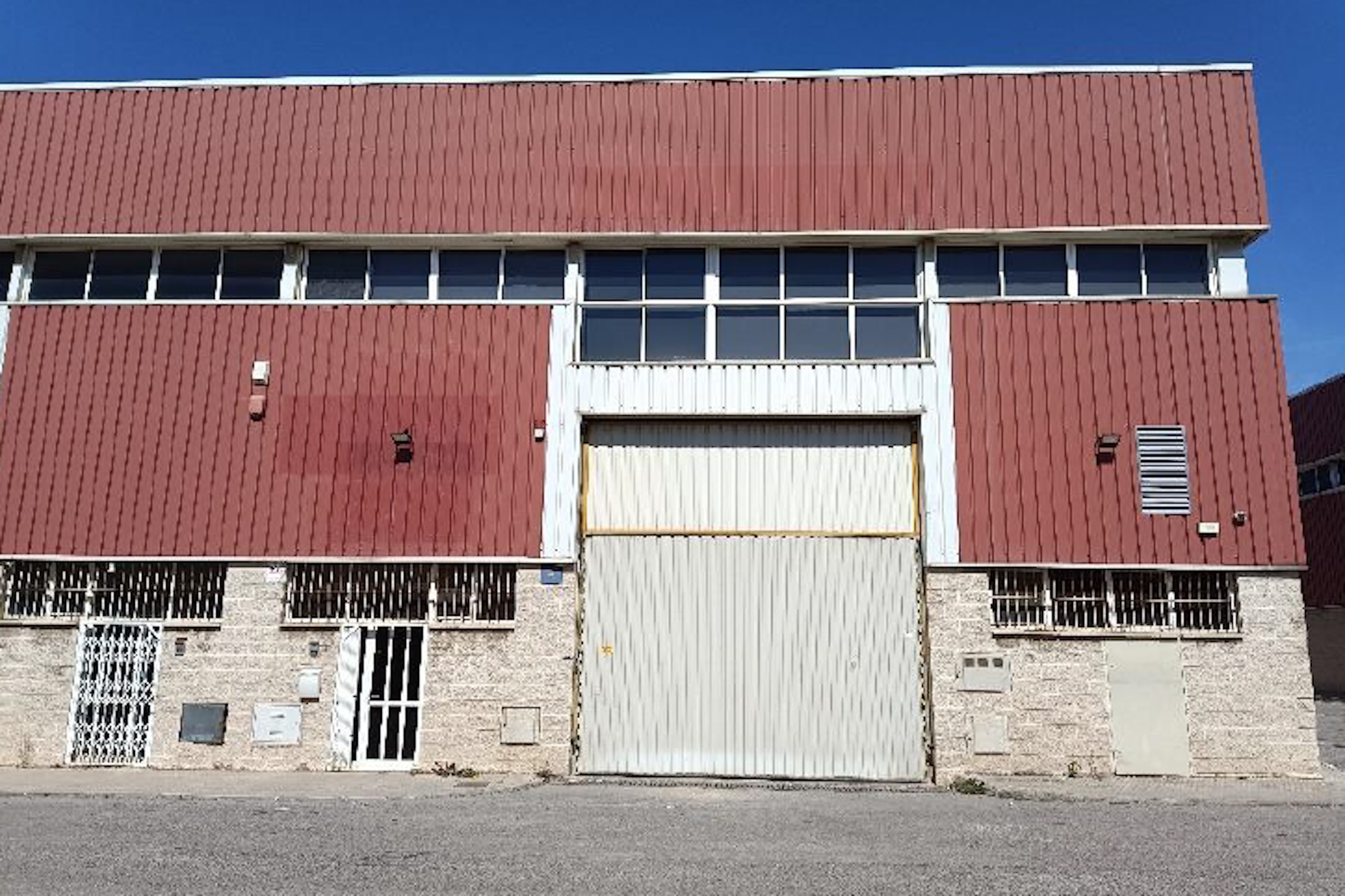 NAVE INDUSTRIAL EN MOLINS DE REI DE 1.799 m², BARCELONA - BAIX LLOB. foto 1