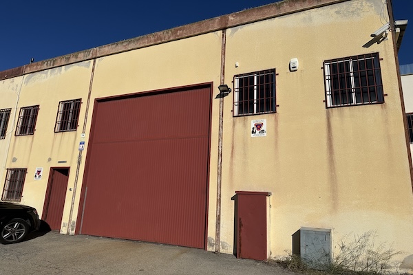 NAVE INDUSTRIAL EN VENTA EN CANOVELLES DE 600 m²